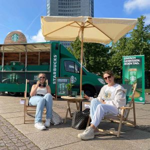 Starbucks Eiskaffee auf dem Platz